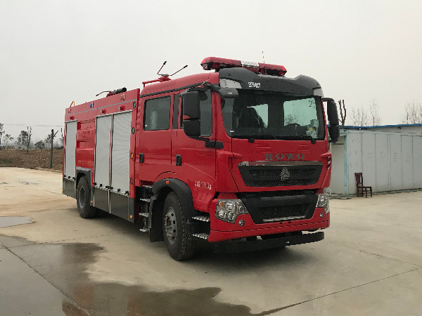 重汽豪沃干粉泡沫聯用消防車