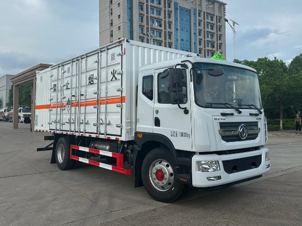 東風(fēng)D9雜項物品廂式運輸車