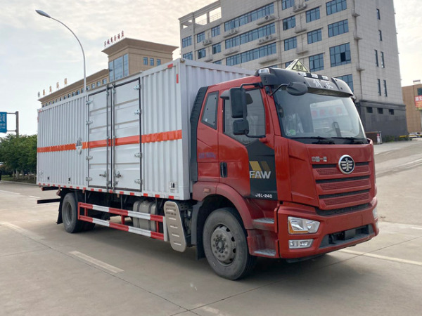 6米8雜項(xiàng)危險物品廂式運(yùn)輸車