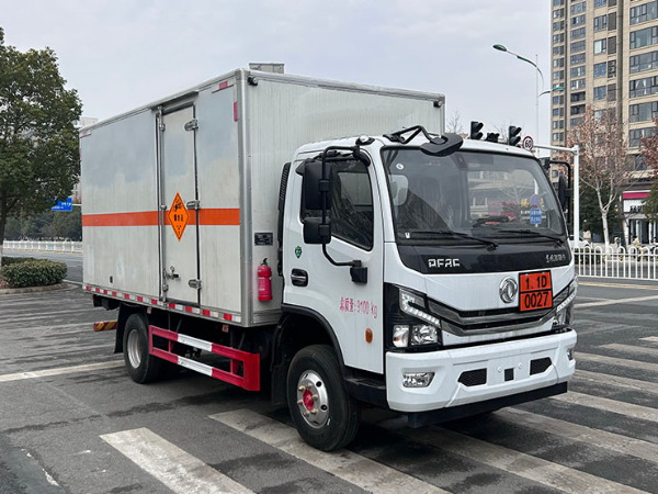 東風多利卡5噸爆破器材運輸車