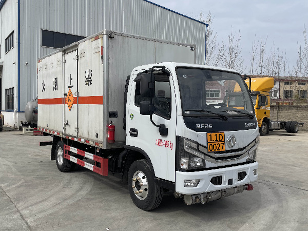 東風(fēng)多利卡爆破器材運(yùn)輸車